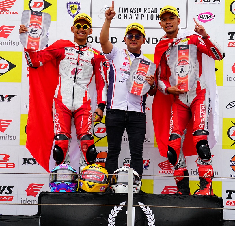 Dua Pebalap Astra Honda M Adenanta Putra Yang Menjadi Juara Pertama Diikuti Veda Ega Tercepat Kedua Dalam ARRC Kelas SS600 Seri Mandalika