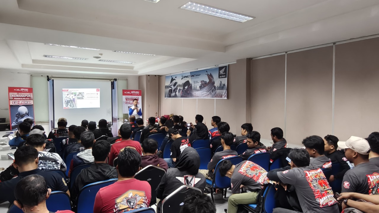 110 Peserta Komunitas PCX Makassar Ikuti Sharing dan Edukasi Honda RoadSync & Keselamatan Berkendara