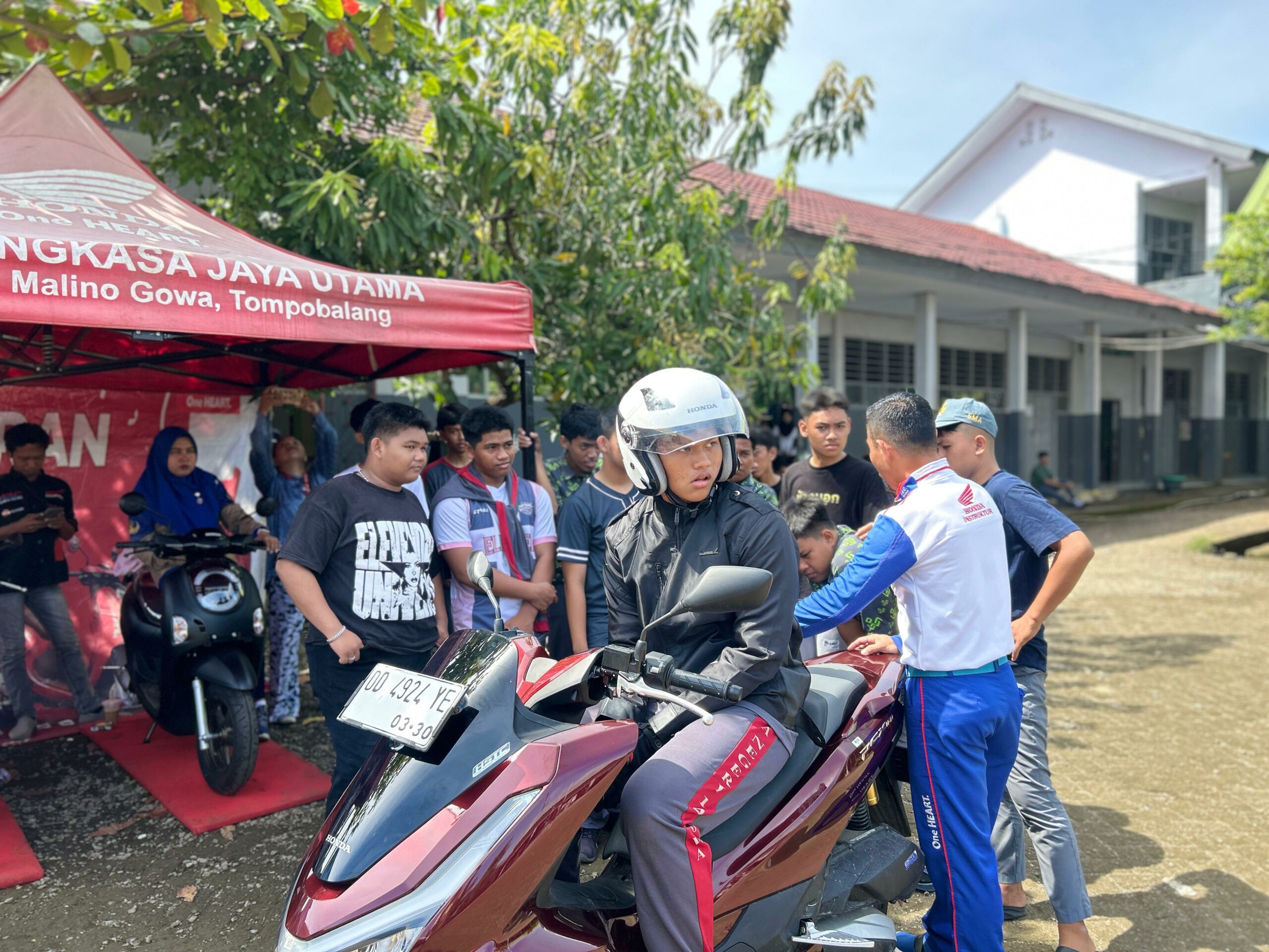 Asmo Sulsel Latih Siswa SMAN 14 Gowa Safety Riding Bareng Honda PCX160