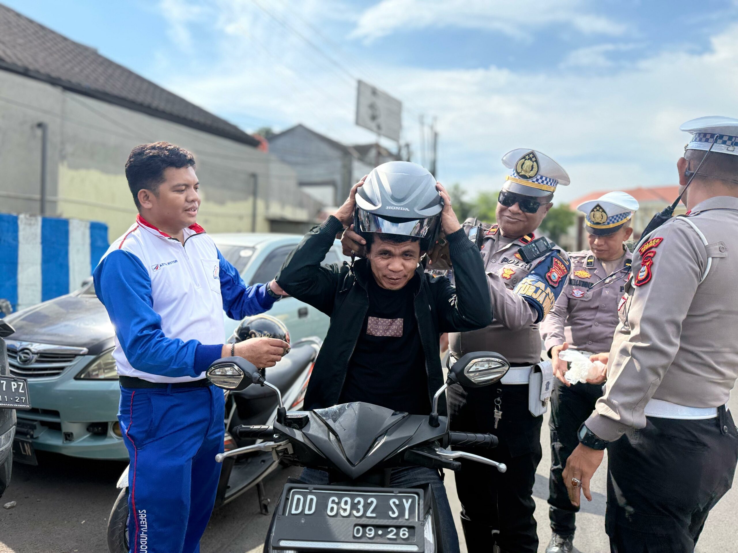 Gencarkan Keselamatan Berkendara, Asmo Sulsel dan Polres Gowa Bagikan Helm Honda Gratis