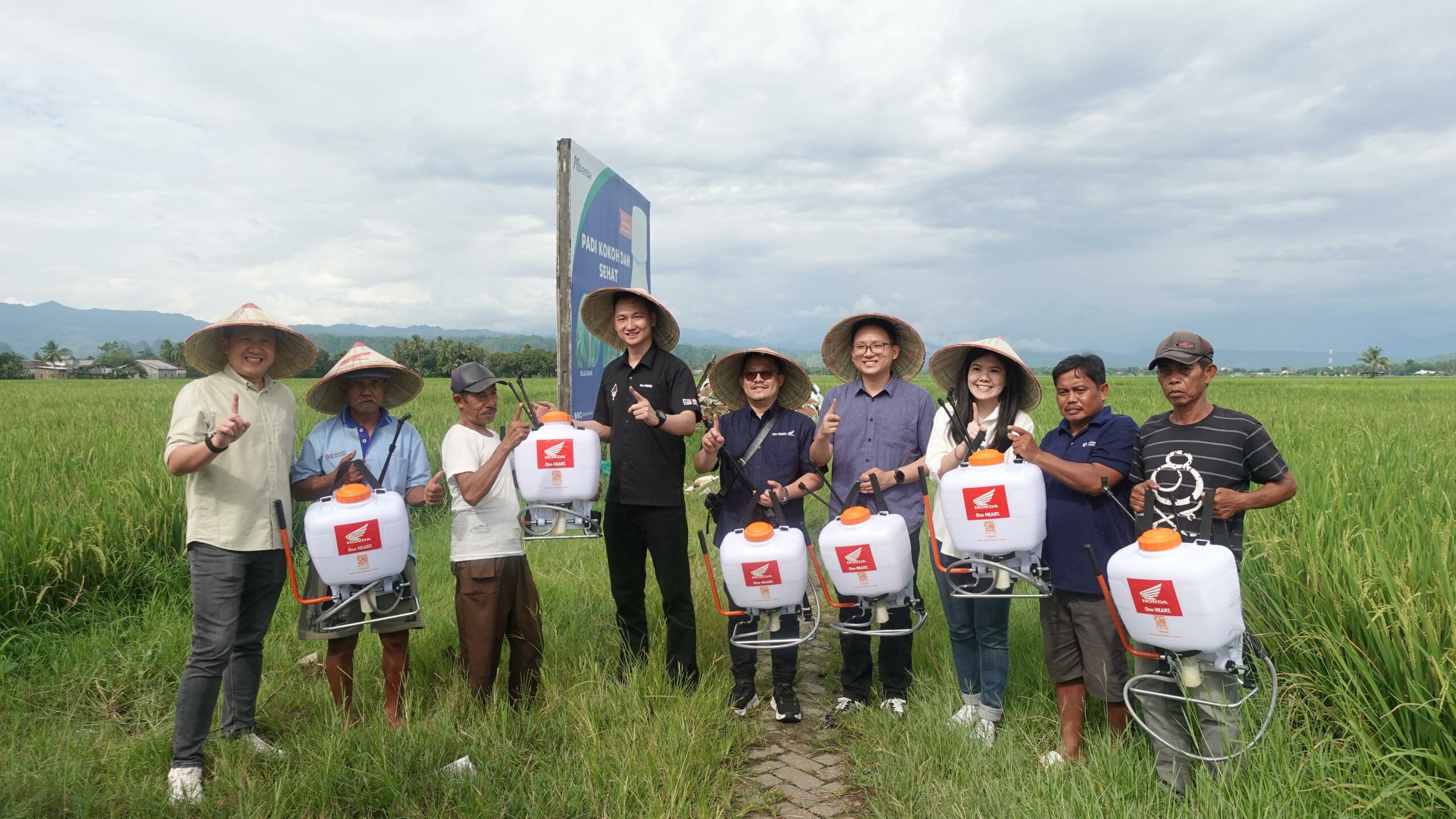 Asmo Sulsel dan AHM Salurkan Bantuan Alat Sprayer untuk Kelompok Tani di Bantimurung