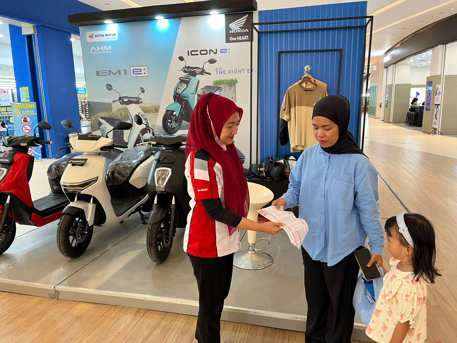 Asmo Sulsel Gelar Pameran Motor Listrik EVMazing Corner di Mall The Park Kendari