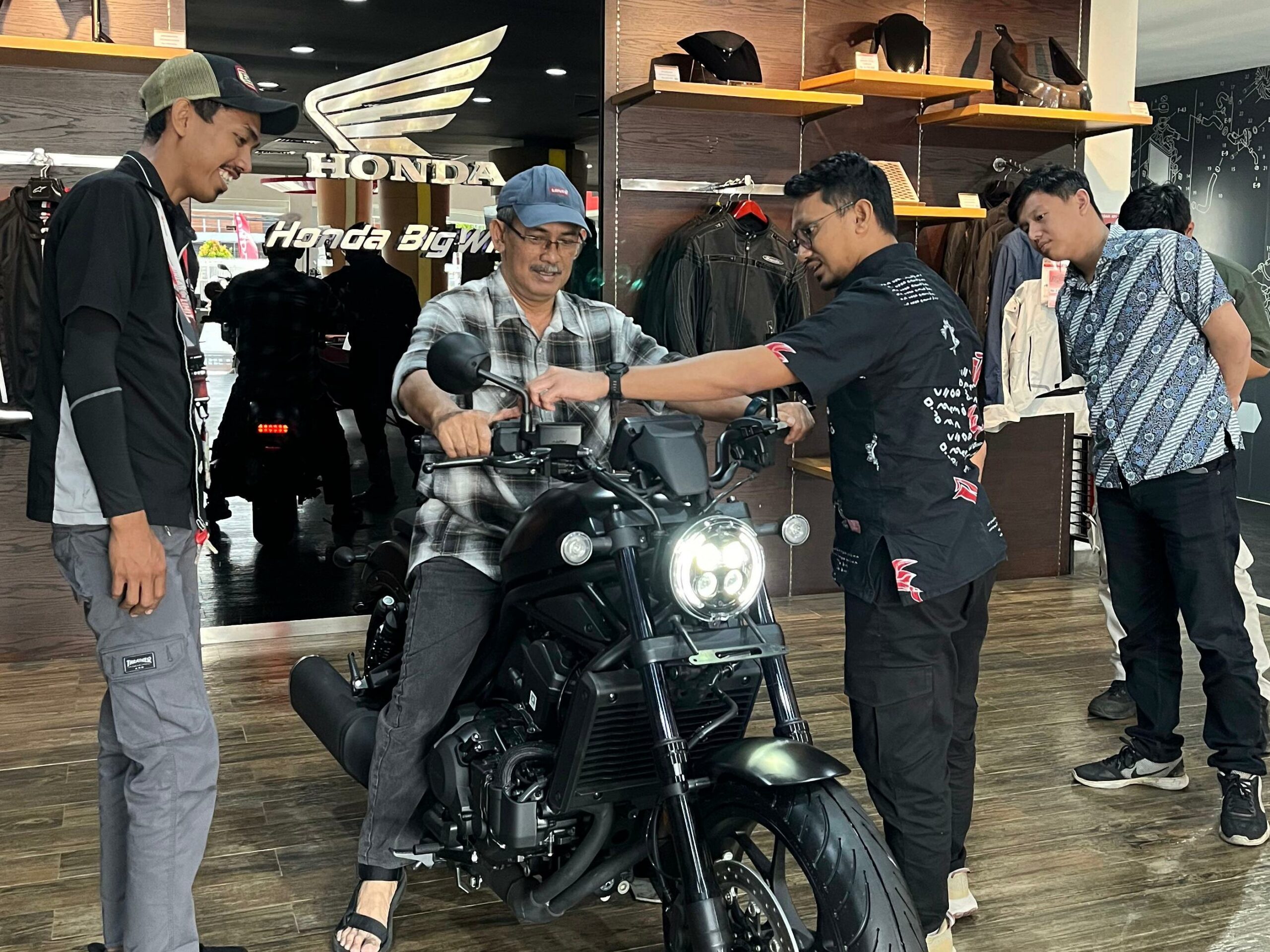 Teguh Setiyono, Konsumen Pertama di Sulawesi Punya Honda Rebel 1100