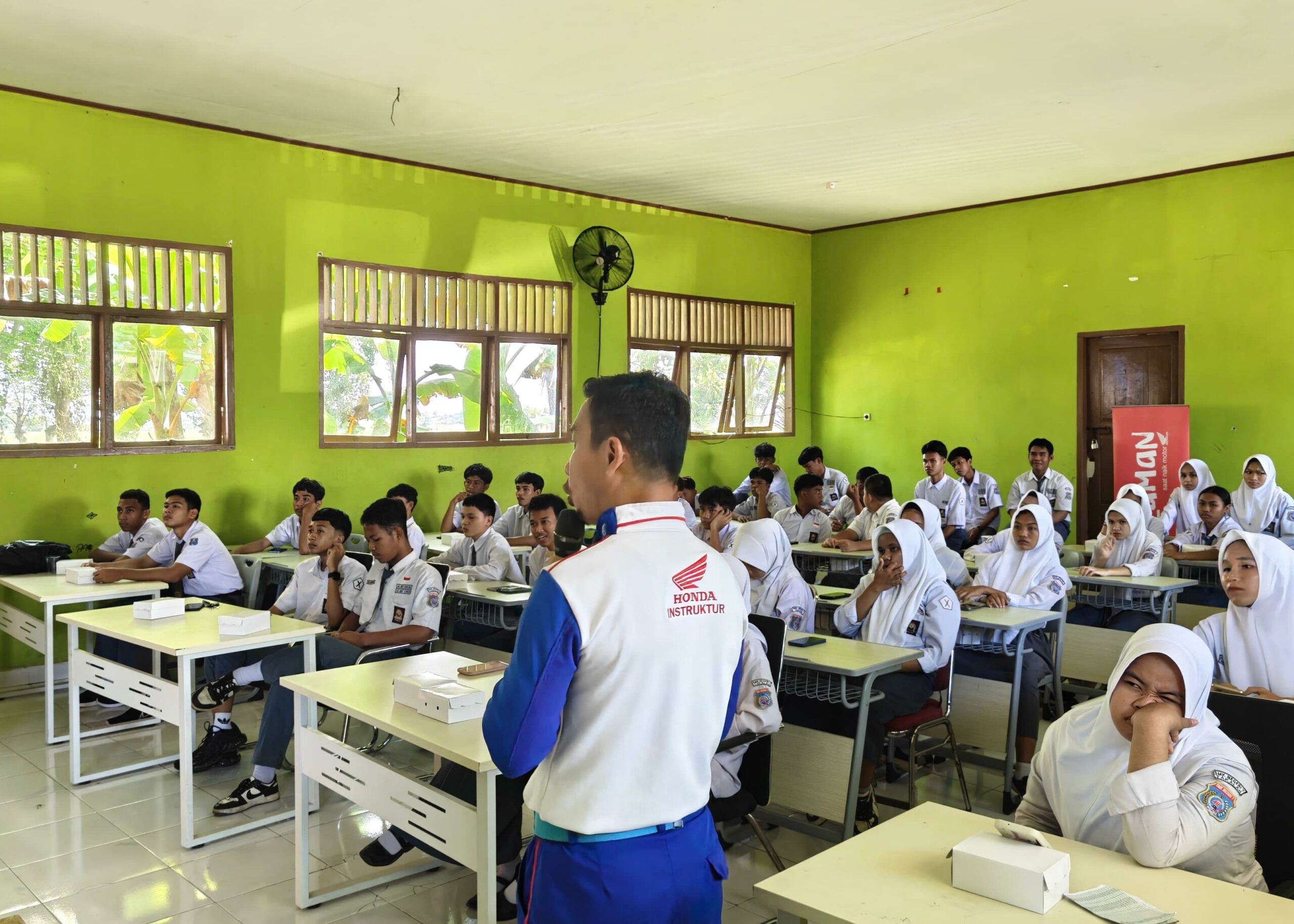 Asmo Sulsel Bekali Siswa SMKN 7 Takalar dengan Edukasi Safety Riding
