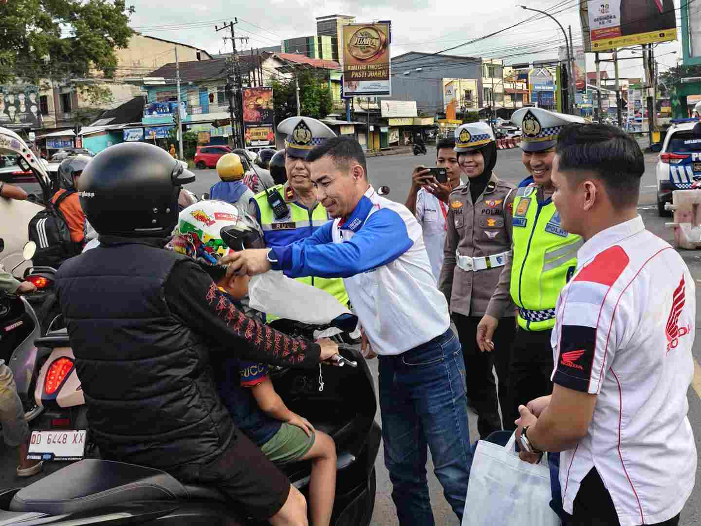 Dukung Teguran Simpatik Polres Gowa, Asmo Sulsel Bagikan Helm SNI kepada Pengendara